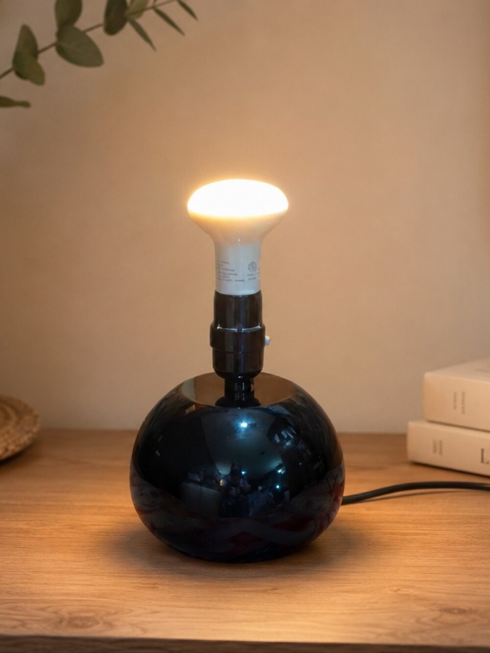 🖤 Sleek Glossy Black Table Lamp – Modern Compact Design 🖤